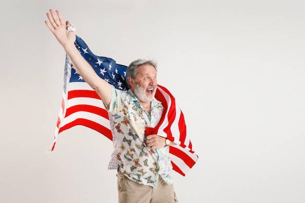 Älterer Mann mit der Flagge der Vereinigten Staaten von Amerika