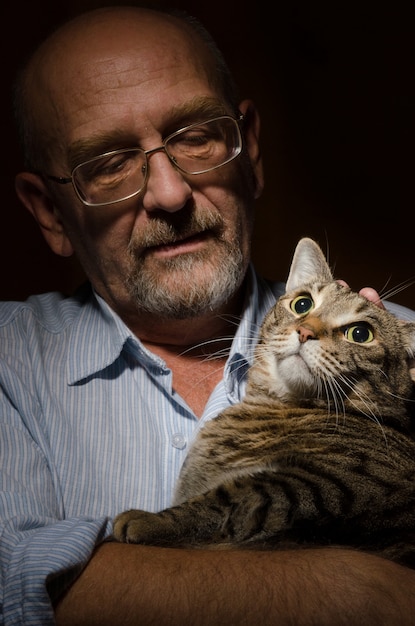 Älterer Mann mit seiner Katze