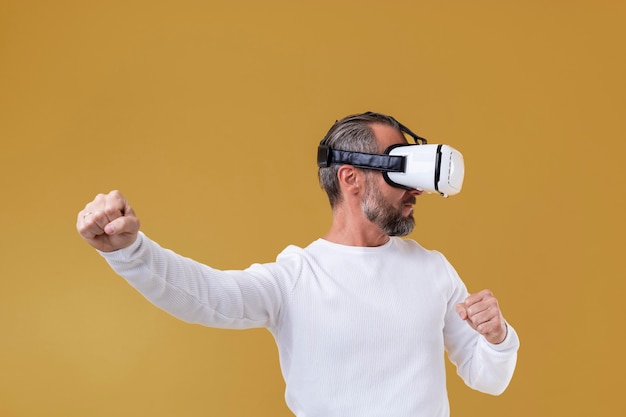 Älterer Mann mit VR-Brille