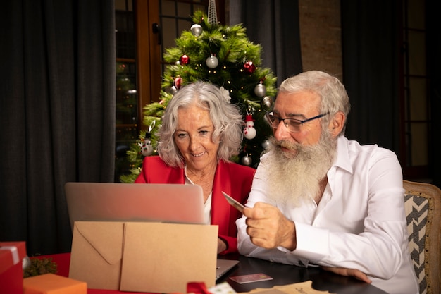 Älterer Mann und Frau zusammen für Weihnachten