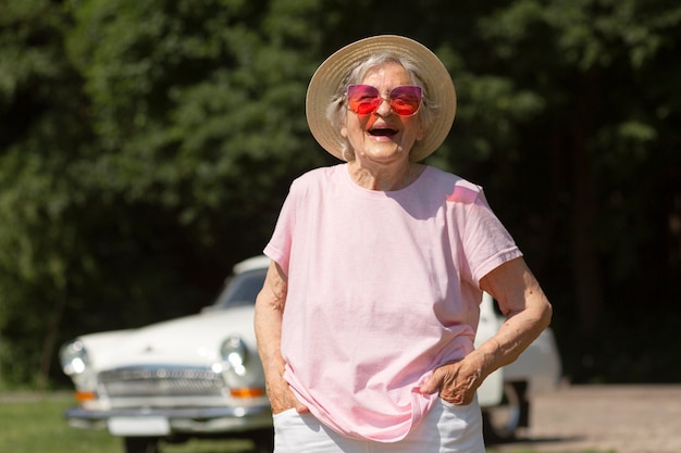 Älterer Reisender mit roter Sonnenbrille