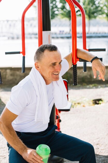 Älterer sportiver Mann, der nachdem dem Trainieren stillsteht