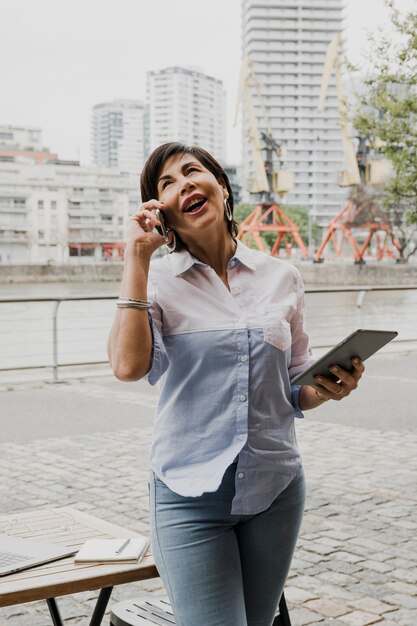 Älterer sprechender am Telefonmittelschuß