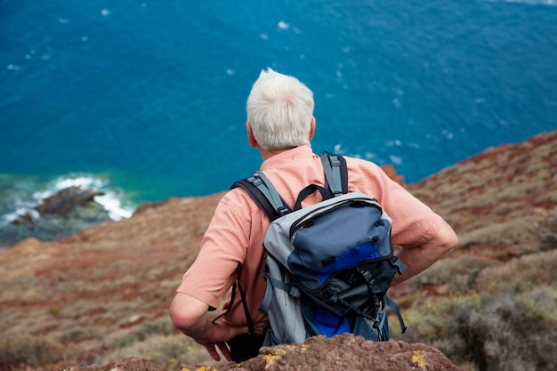 Älterer Tourist auf Reise