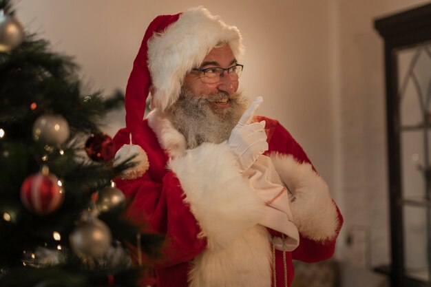 Älterer Weihnachtsmann bereit, Geschenke zu liefern