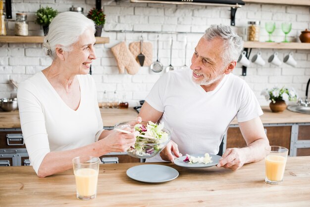 Älteres Ehepaar in der Küche kochen