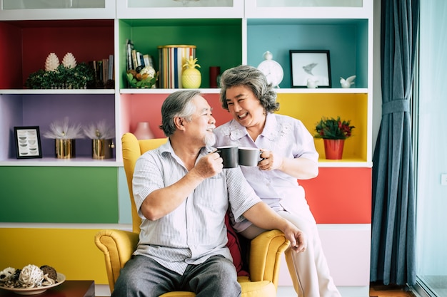 Älteres Ehepaar zusammen reden und Kaffee oder Milch trinken