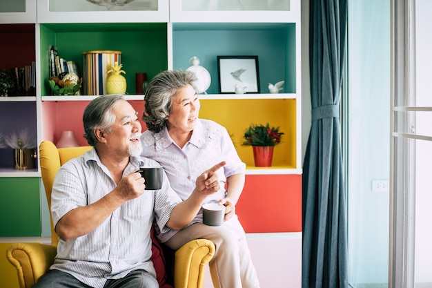 Älteres Ehepaar zusammen reden und Kaffee oder Milch trinken