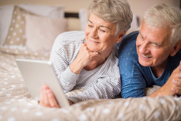 Älteres Paar auf der Suche nach etwas im Internet