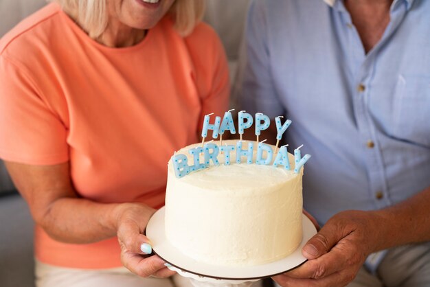 Älteres Paar aus der Vogelperspektive feiert Geburtstag
