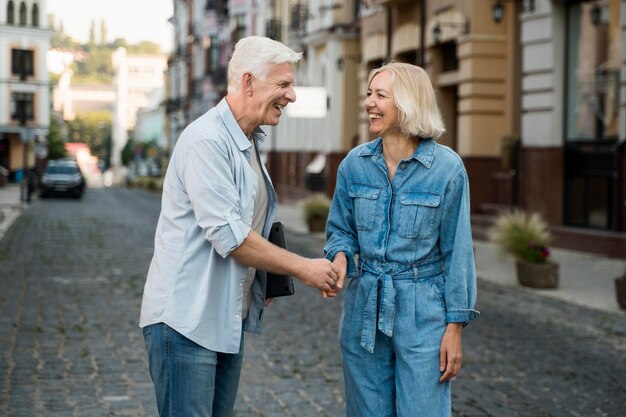 Älteres Paar draußen in der Stadt zusammen