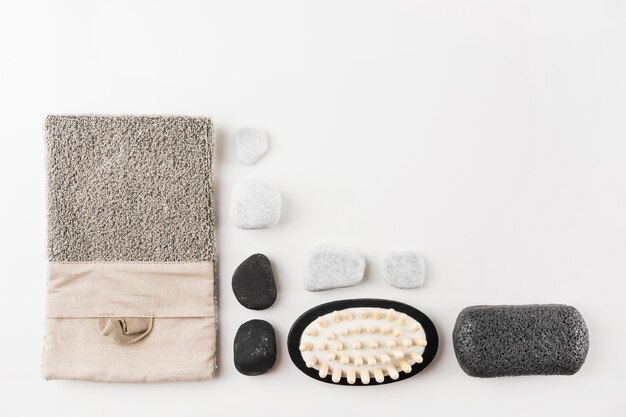 Luffa; Spa-Steine; Massagebürste und Bimsstein isoliert auf weißem Hintergrund