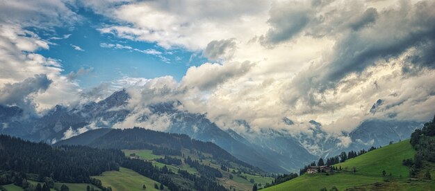 Luftaufnahme der Bergketten