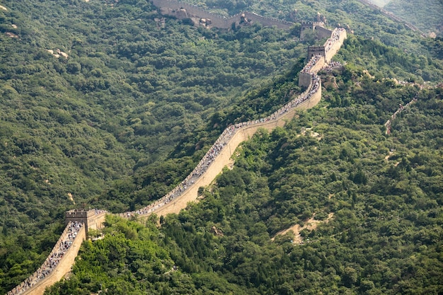 Luftaufnahme der berühmten Chinesischen Mauer, umgeben von grünen Bäumen im Sommer
