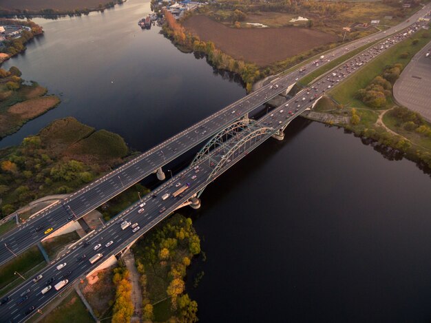 Luftaufnahme der Brücke mit Autos