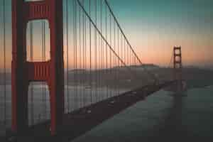 Kostenloses Foto luftaufnahme der golden gate bridge während eines schönen sonnenuntergangs