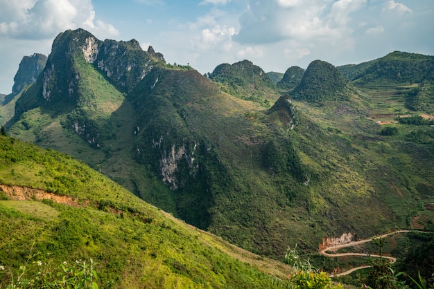 Luftaufnahme der hohen grünen Berge unter dem bewölkten Himmel in Vietnam