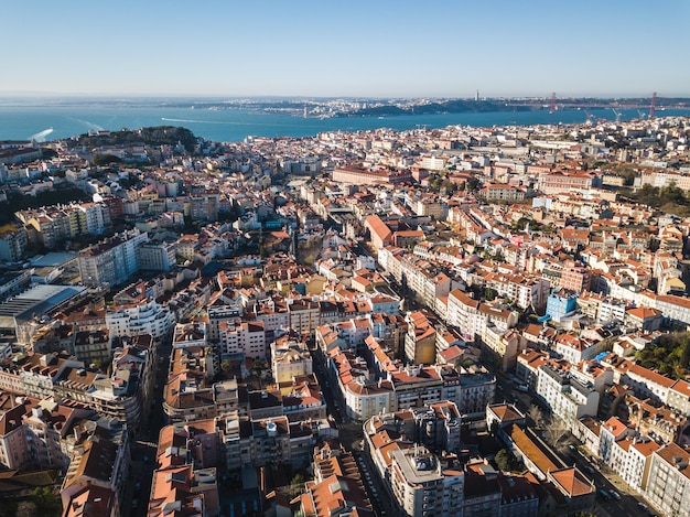 Kostenloses Foto luftaufnahme der innenstadt von lissabon an einem sonnigen tag