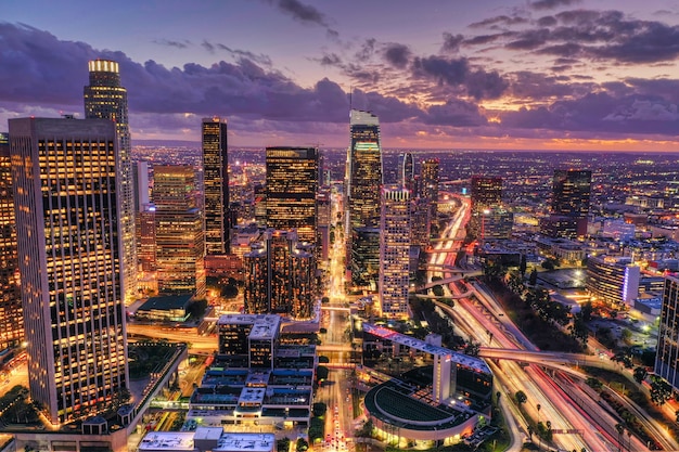 Luftaufnahme der Innenstadt von Los Angeles bei Nacht