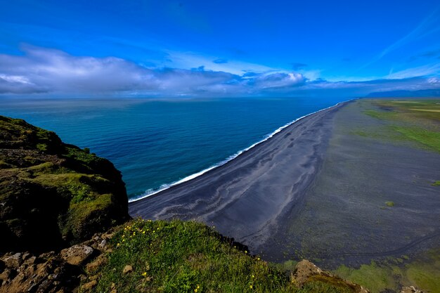 Luftaufnahme der Küstenlinie nahe des Berges unter einem blauen Himmel während des Tages