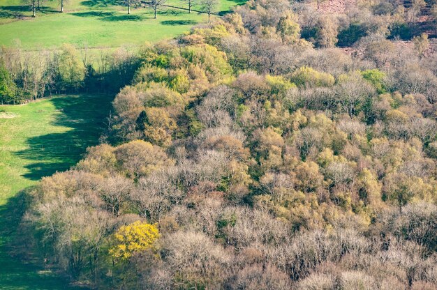 Luftaufnahme der Landschaft, die sich dem Flughafen London Gatwick nähert