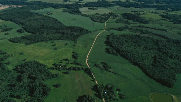 Luftaufnahme der Landschaft und der Eisenbahn