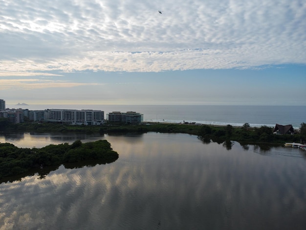 Luftaufnahme der marapendi-lagune. im hintergrund der strand von barra da tijuca in rio de janeiro, brasilien. dämmerung. sonniger tag mit einigen wolken. drohnenfoto.