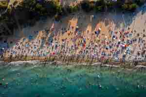 Kostenloses Foto luftaufnahme der menschenmenge am strand