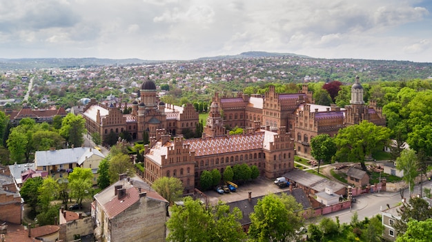 Luftaufnahme der Residenz der bukowinischen und dalmatinischen Metropoliten. Chernivtsi National University. Tschernivtsi touristisches Ziel der Westukraine.