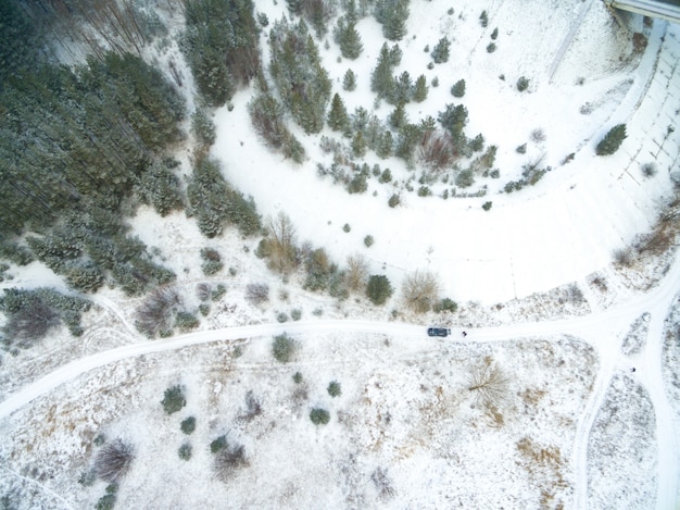 Luftaufnahme der schneebedeckten Landschaft