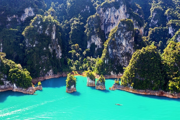 Luftaufnahme der schönen Berge im Ratchaprapha-Damm am Khao Sok-Nationalpark, Surat Thani-Provinz, Thailand.