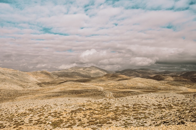 Luftaufnahme der schönen Berge und des blauen Himmels