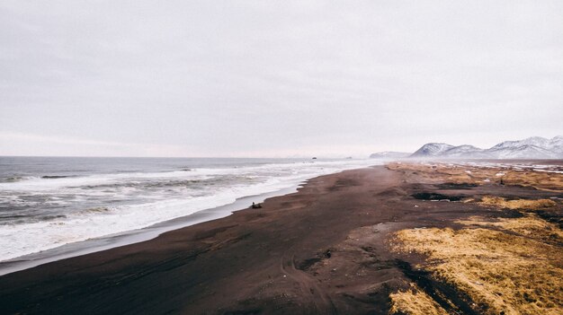 Luftaufnahme der schönen Küste und des Sandstrandes und des erstaunlichen Himmels