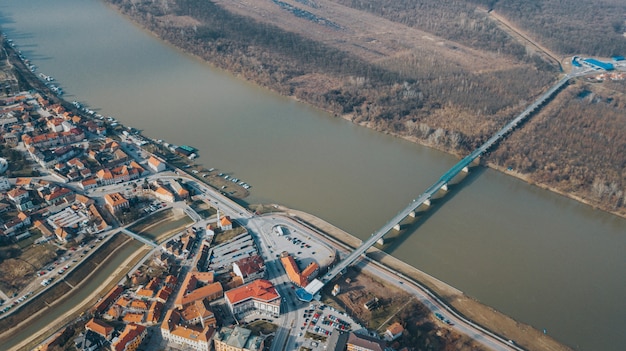 Luftaufnahme der schönen Stadt und des Flusses