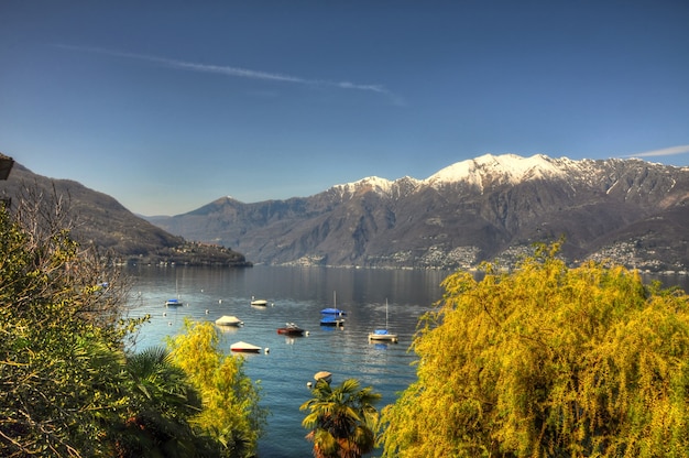 Luftaufnahme der schönen und farbenfrohen Landschaft mit erstaunlichen Bergen