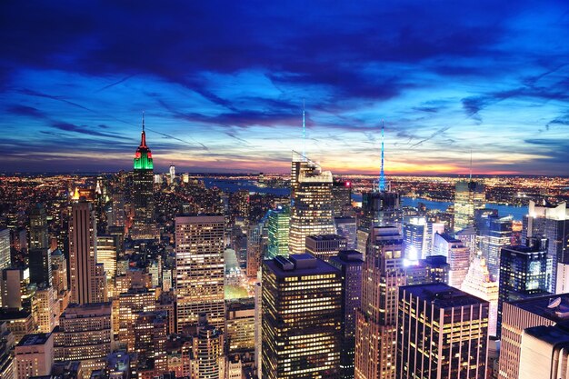 Luftaufnahme der Skyline von New York City in der Abenddämmerung mit bunten Wolken, Empire State und Wolkenkratzern von Midtown Manhattan.