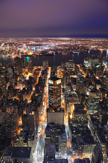 Luftaufnahme der Skyline von New York City Manhattan in der Abenddämmerung