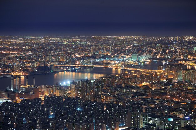 Luftaufnahme der Skyline von New York City Manhattan in der Abenddämmerung