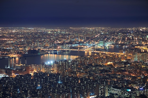 Luftaufnahme der Skyline von New York City Manhattan in der Abenddämmerung