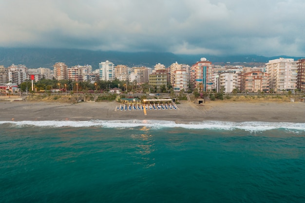 Kostenloses Foto luftaufnahme der stadt an der küste in der türkei