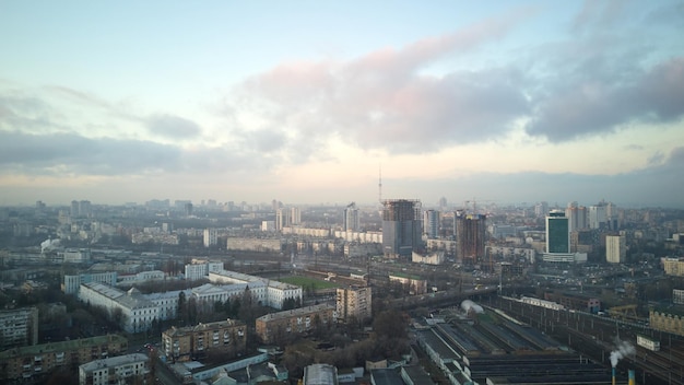 Luftaufnahme der Stadt Kiew Schöne Aussicht auf die Stadt und den Himmel mit Wolken am Morgen