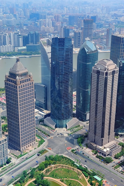 Luftaufnahme der Stadt Shanghai am Tag mit blauem Himmel und Wolken