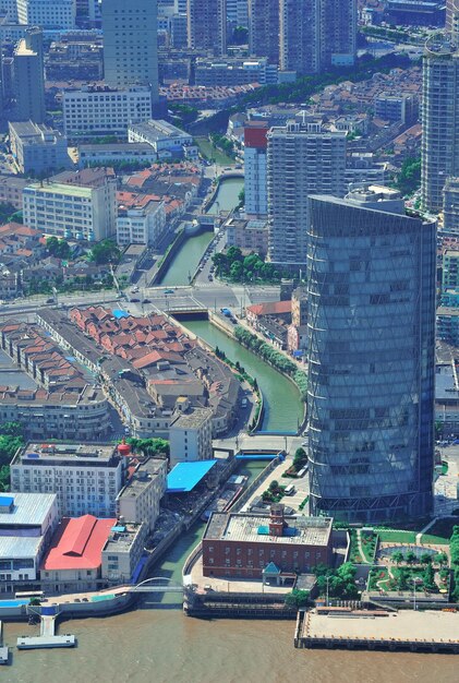 Luftaufnahme der Stadt Shanghai mit urbaner Architektur über dem Fluss am Tag.