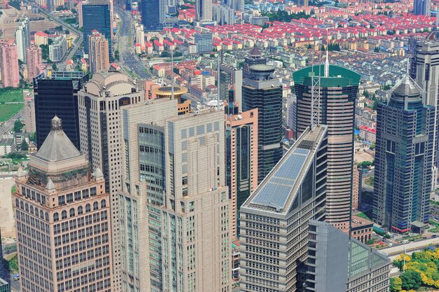 Luftaufnahme der Stadt Shanghai mit urbaner Architektur und blauem Himmel am Tag.