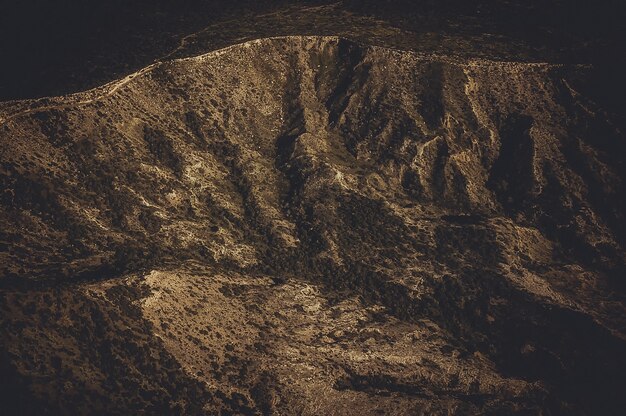 Luftaufnahme der trockenen Bergkette