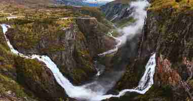 Kostenloses Foto luftaufnahme der wunderschönen wasserfälle über den bergen, die in norwegen aufgenommen wurden