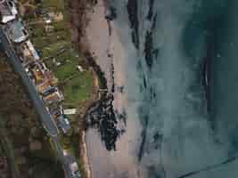 Kostenloses Foto luftaufnahme des bereichs des sandsfoot beach, weymouth, dorset, aufgenommen mit einer drohne