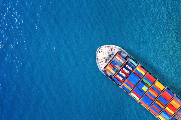 Kostenloses Foto luftaufnahme des containerfrachtschiffs im meer.