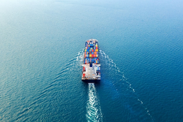 Luftaufnahme des Containerfrachtschiffs im Meer.