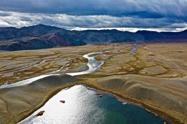 Luftaufnahme des Flusses Orkhon in der Mongolei